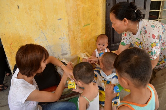 Nơi đây cũng có rất nhiều các tình nguyện viên là sinh viên, người cao tuổi, người dân xung quanh, và những người có tấm lòng từ bi đến đây, dành cho các em hộp sữa, cái bánh.