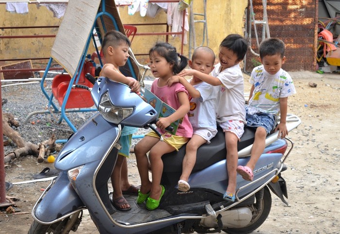 Thi nhau trèo lên chiếc xe và cố gắng lái xe theo ý muốn của mình cũng trở thành một trò chơi của các em nhỏ.