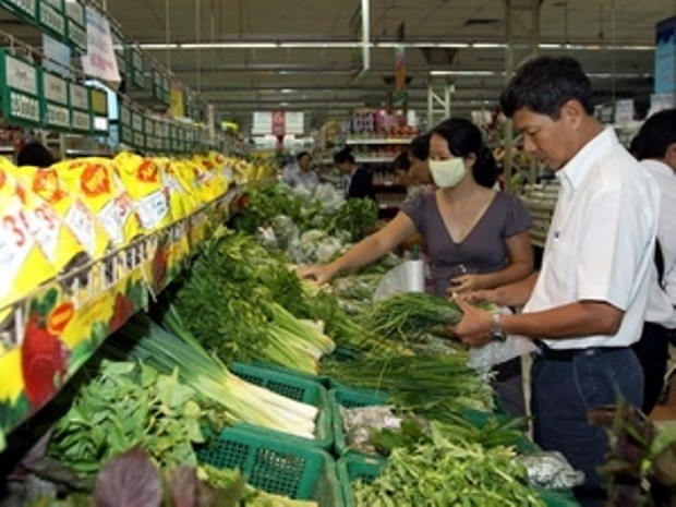 Người tiêu dùng mua sắm tại siêu thị Co.opmart Nguyễn Đình Chiểu, Thành phố Hồ Chí Minh