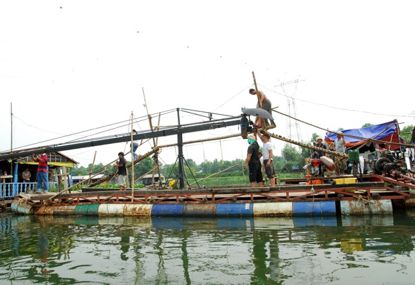 Đoàn làm phim mang theo những máy móc cồng kềnh và phải vất vả xếp đặt để thực hiện được những thước phim chân thực. Đạo diễn Lưu Huỳnh cho biết 90% cảnh quay được thực hiện trên sông, chịu ảnh hưởng thời tiết thất thường và con nước nên việc ghi hình gặp nhiều khó khăn.