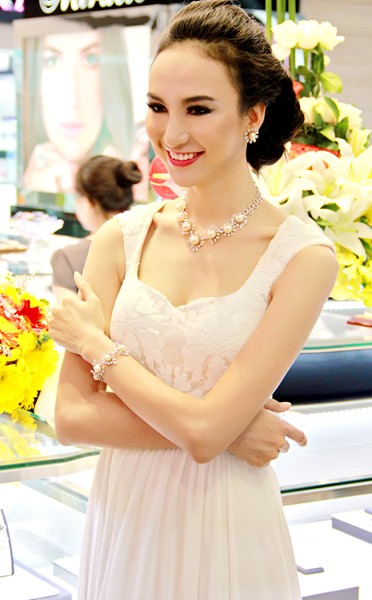 Hoa hậu gây chú ý khi đeo nhiều nữ trang bằng ngọc trai sáng lấp lánh. Cô tiết lộ, bộ phụ kiện này có giá 1,5 tỷ đồng.