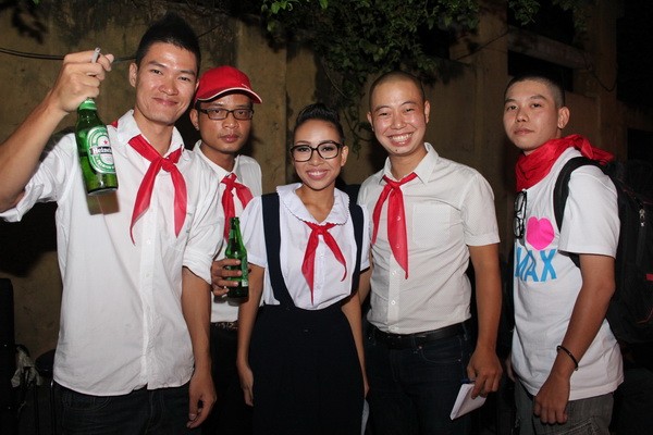 Ca sĩ Thảo Trang (giữa) cùng ê-kíp diện trang phục học sinh cấp 2