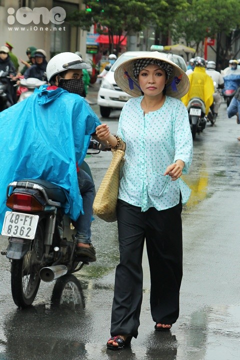 Phương Thanh bị "bắt găp" khi đi lang thang một mình trên đường Nguyễn Trãi, Quận 1, TP HCM.