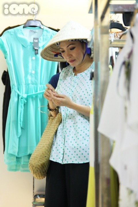 Chị Chanh tiến vào một cửa hàng thời trang.