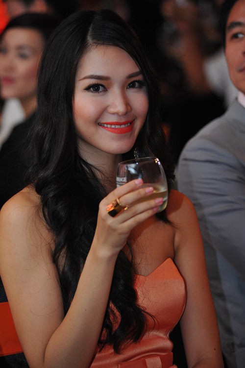 Trong buổi tiệc Hành trình chinh phục những chuẩn mực hoàn hảo, tuy xuất hiện bên cạnh một số khách mời khác nhưng Hoa hậu Việt Nam 2008 đã trở thành tâm điểm với trang phục gợi cảm, thần thái hết sức quyến rũ, nữ tính.(Theo infonet)
