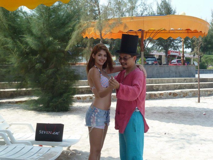 Bức ảnh được diễn viên Trung Hiếu chú thích: "Khiêu vũ trên bãi biển". Sự tương phản về phục trang, phong cách của 2 nhân vật chính khiến bức hình trở nên hài hước.