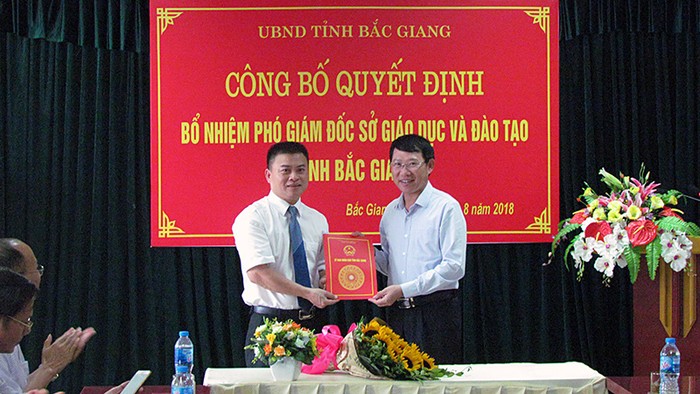 Ông Bạch Đăng Khoa, Phó Giám đốc Sở Giáo dục và Đào tạo tỉnh Bắc Giang (bên trái). (Ảnh: Sở Giáo dục và Đào tạo tỉnh Bắc Giang)