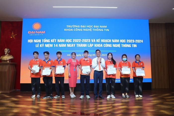 Thạc sĩ Đỗ Thu Hương, Trưởng phòng đào tạo Trường Đại học Đại Nam (đứng thứ 4 từ trái sang). Ảnh: Nhà trường cung cấp