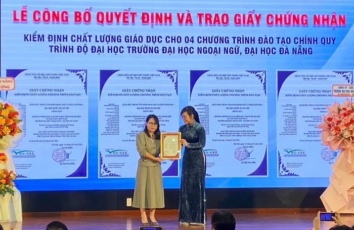 Cô Trần Thị Lan Anh - đại diện khoa nhận giấy chứng nhận kiểm định chất lượng giáo dục chương trình đào tạo ngành Ngôn ngữ Hàn Quốc. (Ảnh: NVCC)