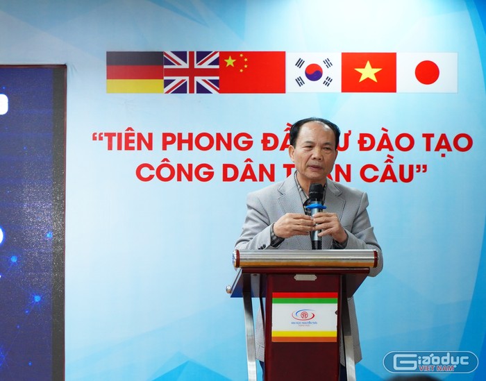Tiến sĩ Nguyễn Tiến Luận - Hiệu trưởng Trường Đại học Nguyễn Trãi phát biểu khai mạc.