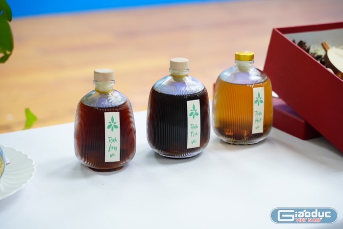 Những chai rượu vải Bắc Giang là sản phẩm của các bạn sinh viên Trường Đại học Nguyễn Trãi