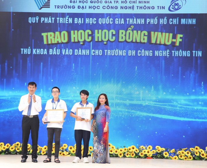 Nguồn tài trợ của quỹ được sử dụng một phần vào hoạt động trao học bổng cho sinh viên. (Ảnh: website Đại học Quốc gia Thành phố Hồ Chí Minh)