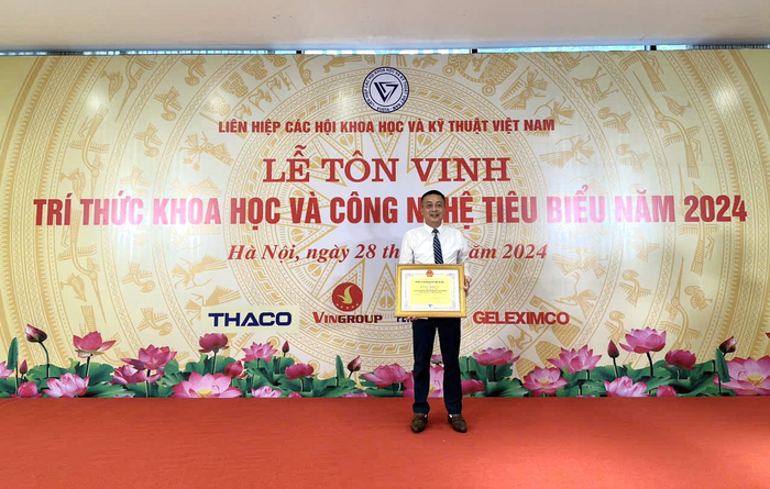 Thạc sĩ Đậu Quang Vinh, Phó Chủ tịch thường trực, Liên hiệp các Hội Khoa học và Kỹ thuật tỉnh Nghệ An được vinh danh tại Lễ tôn vinh trí thức Khoa học và Công nghệ tiêu biểu năm 2024. (Ảnh: NVCC)