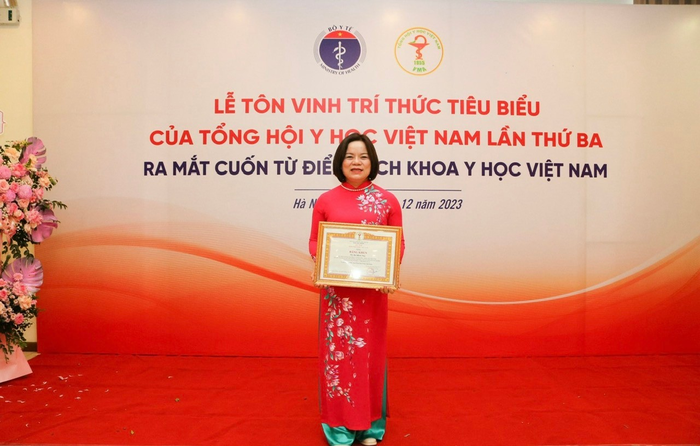 Tiến sĩ Bùi Minh Thu được tôn vinh tại “Lễ tôn vinh trí thức tiêu biểu của Tổng hội Y học Việt Nam lần thứ 3”. (Ảnh: NVCC)