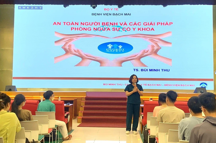 Tiến sĩ Bùi Minh Thu tham gia tập huấn cho sinh viên. (Ảnh: NVCC)