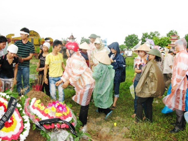 Người dân tộc phía Tây tỉnh Phú Thọ có tục chèo đò chở linh hồn người đã khuất về miền cực lạc. Một người trong đội nhạc hiếu cải trang thành người lái đò và bắt đầu thực hiện nghi thức, những người thân đưa tiễn người thân trên con đường được trải bằng tiền thật.