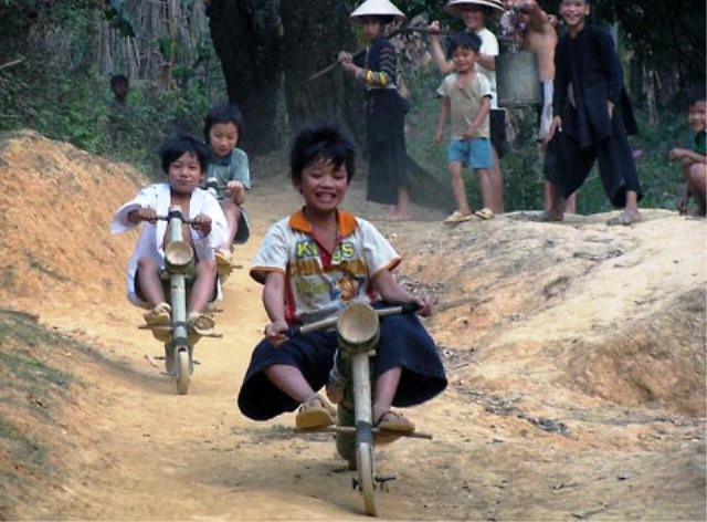 Không cần nhiên liệu, không phanh, không còi, chỉ cần ngồi trên đỉnh dốc và thả xuống tùy vào độ dốc, các xe có thể đạt tốc độ tối đa khoảng 30km/h