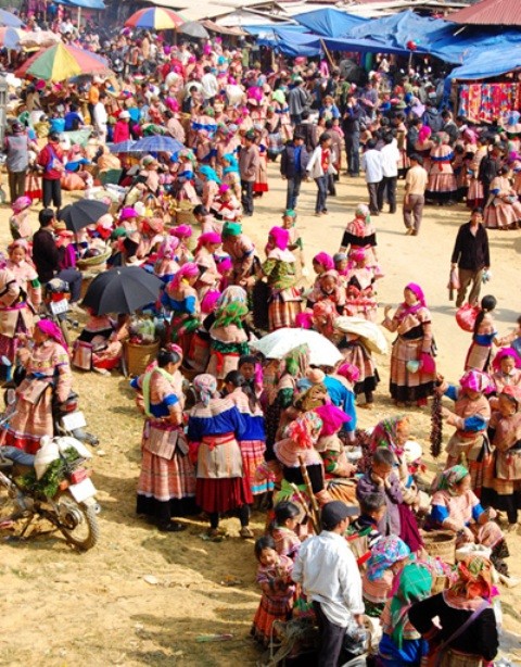 Như nhiều phiên chợ vùng cao khác, chợ Bắc Hà họp vào sáng chủ nhật hàng tuần. Chợ nằm ngay trung tâm thị trấn Bắc Hà (Lào Cai). Đây vốn là nơi trao đổi, mua bán của bà con dân tộc thiểu số, chủ yếu là người dân tộc từ khắp các bản làng xung quanh kéo về.