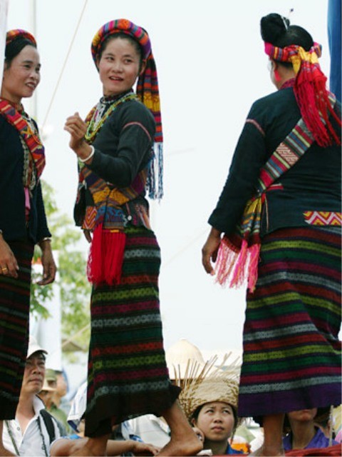 Trang phục dân tộc Bru - Vân Kiều.