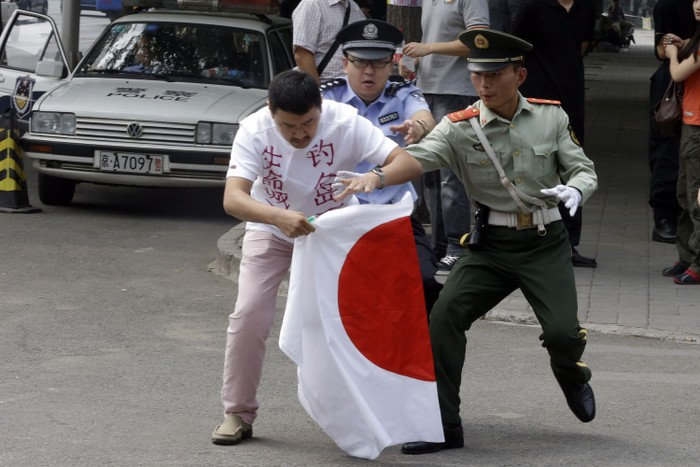 Người biểu tình Trung Quốc đốt cờ Nhật Bản