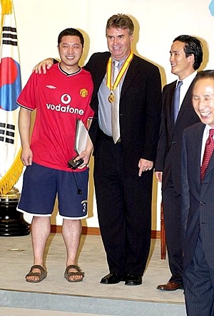 Lee Si-hyung (bên trái)