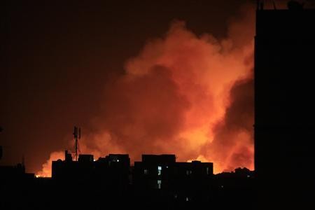 Khói lửa bốc lên trong vụ nổ ở nhà máy sản xuất vũ khí Yarmouk tại thủ đô Khartoum của Sudan