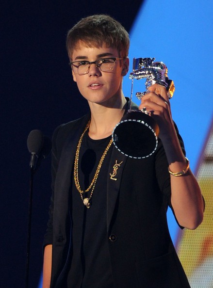 Video nghệ sỹ nam xuất sắc nhất thuộc về Justin Bieber với MV "U Smile"