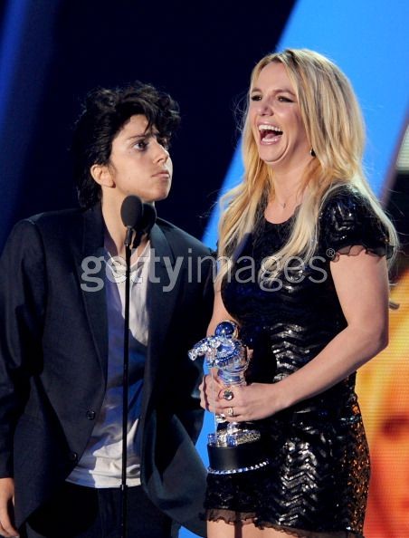 Lady Gaga trao giải Thành tựu trọn đời cho Britney