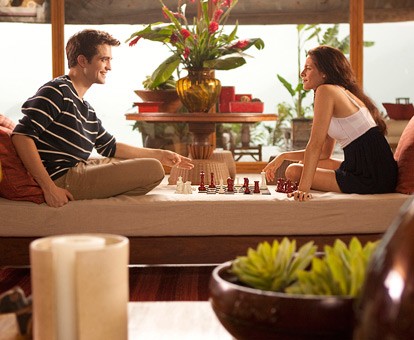 Ông bà Cullens chơi cờ thư thái và hạnh phúc bên nhau.