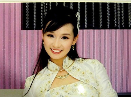 Lã Thanh Huyền sinh năm 1985, nhưng sở thích mặc đồ khá "sến sẩm" của người đẹp khiến cô trông như quý bà tuổi 30 vậy. (phununet).