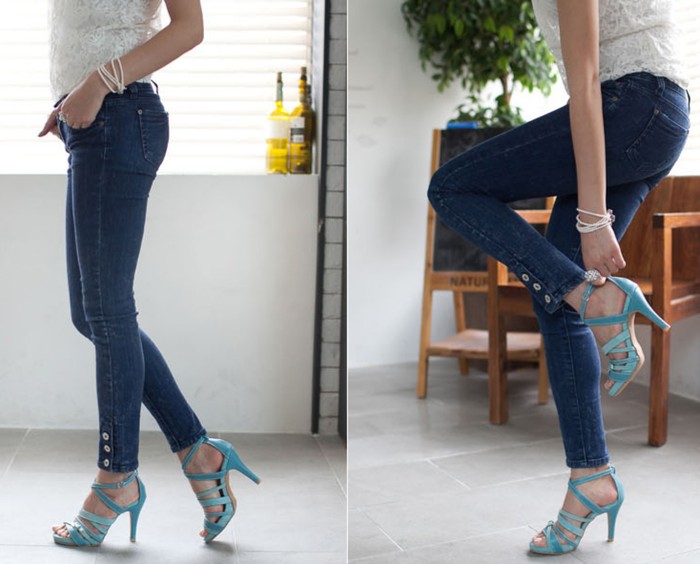 Sandal màu xanh cực hợp với quần jeans. Xem thêm: Thời trang Sao Việt / Bật mí cách trang điểm thành mỹ nhân.