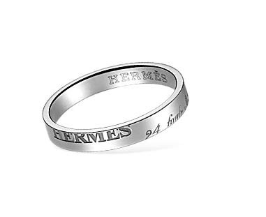 Mẫu nhẫn này thật đơn giản phải không bạn, nhưng giá trị của nó nằm ở thương hiệu Hermes khắc nổi, và giá trị là $1,025. Xem thêm: "Choáng váng" với các kiểu hoa tai kỳ quái