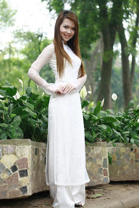Tà áo dài là một trong những trang phục yêu thích của Khánh Linh