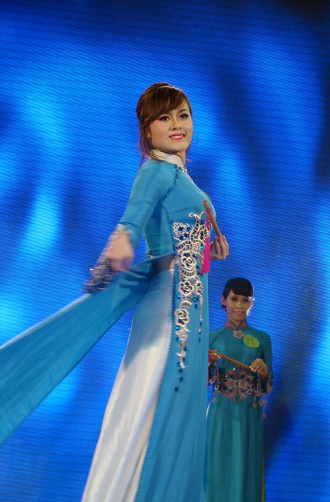 16 người đẹp lọt vào vòng chung kết Miss Thăng Long 2012 cùng trình diễn bộ áo dài của nhà Thiết kế Lan Hương