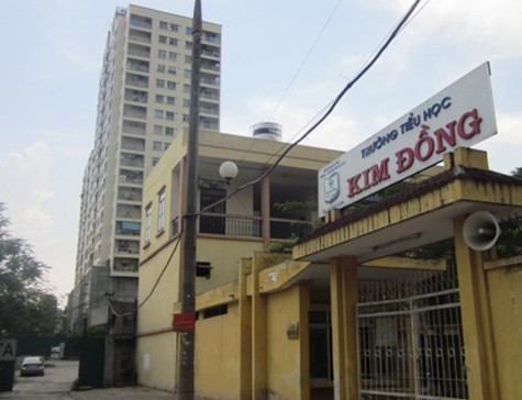 Trường tiểu học Kim Đồng nơi các cháu theo học và tòa nhà 15-17 Ngọc Khánh (bìa trái) nơi hai cháu bị mắc kẹt.