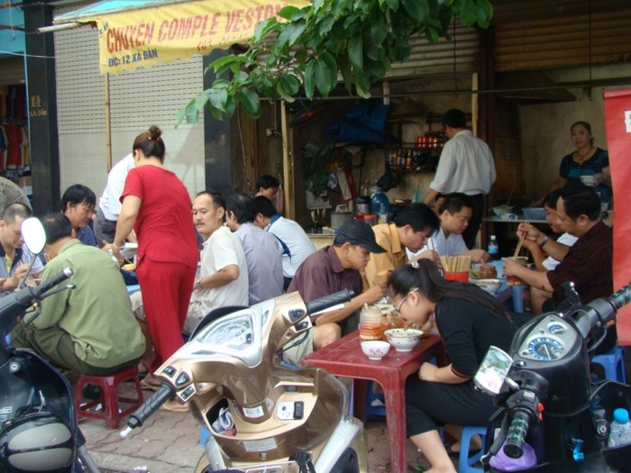 Những hàng cơm bụi trên đường Tạ Quang Bửu luôn chật kín người trong kì thi ĐH, CĐ (Ảnh: Bích Thảo)