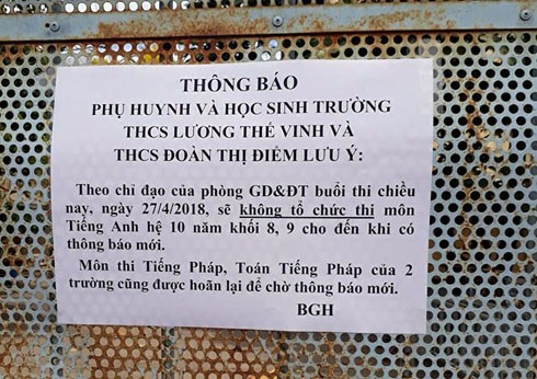 Bảng thông báo hoãn thi trước Trường Trung học Cơ sở Lương Thế Vinh. (Ảnh: H.L)