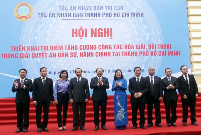 Ông Tất Thành Cang (vị trí thứ 5 từ trái qua). (Ảnh: H.L)