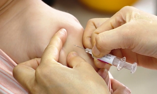 Tiêm vắc xin viêm não mô cầu là cách phòng ngừa hiệu quả. Ảnh minh họa