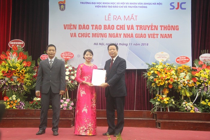 Lãnh đạo trường trao quyết định thành lập Viện. Ảnh: SJC