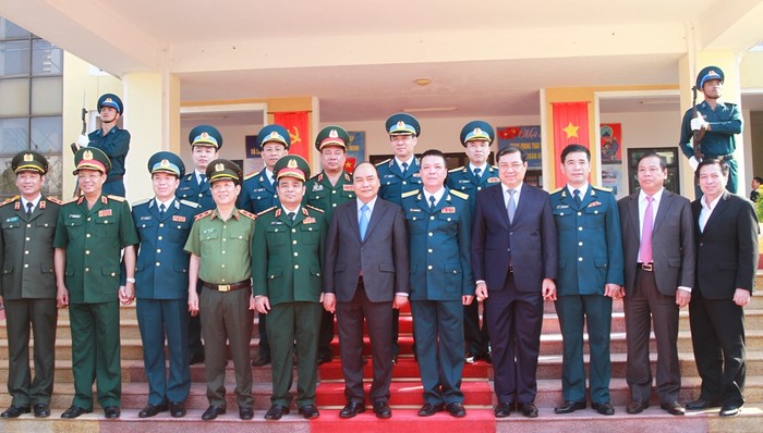 Thủ tướng Nguyễn Xuân Phúc và đoàn công tác với lãnh đạo quân chủng và Sư đoàn. Ảnh: VGP
