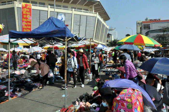 Chợ Móng Cái. Ảnh: Báo Quảng Ninh