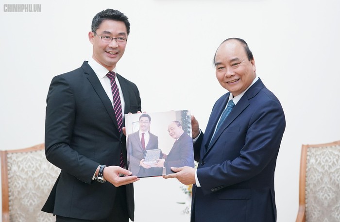 Thủ tướng Nguyễn Xuân Phúc tiếp chuyên gia kinh tế Philipp Rosler. Ảnh: VGP