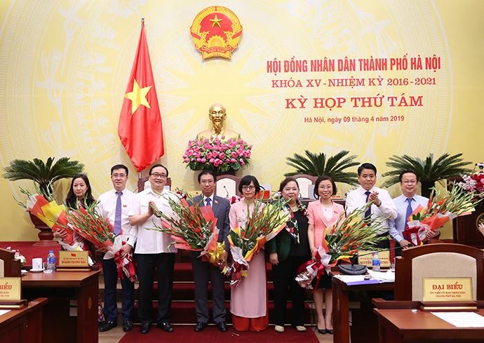 Bí thư Thành ủy, Trưởng đoàn Đại biểu Quốc hội Thành phố Hà Nội Hoàng Trung Hải, Phó Bí thư Thành ủy, Chủ tịch Ủy ban Nhân dân Thành phố Nguyễn Đức Chung; Phó Bí thư Thành ủy, Chủ tịch Hội đồng Nhân dân Thành phố Nguyễn Thị Bích Ngọc tặng hoa, chúc mừng các nhân sự nhận nhiệm vụ mới. Ảnh: Báo Kinh tế Đô thị.