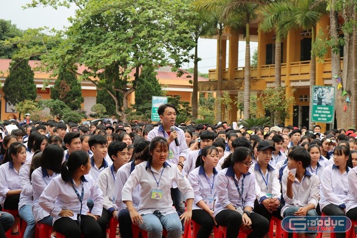 Em Hảo đặt câu hỏi: &quot;Làm thế nào để trở thành Giáo sư?&quot;. Ảnh: Đỗ Thơm