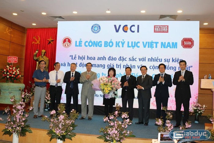 Các đại biểu tặng hoa chúc mừng AIC Group. Ảnh: Đỗ Thơm