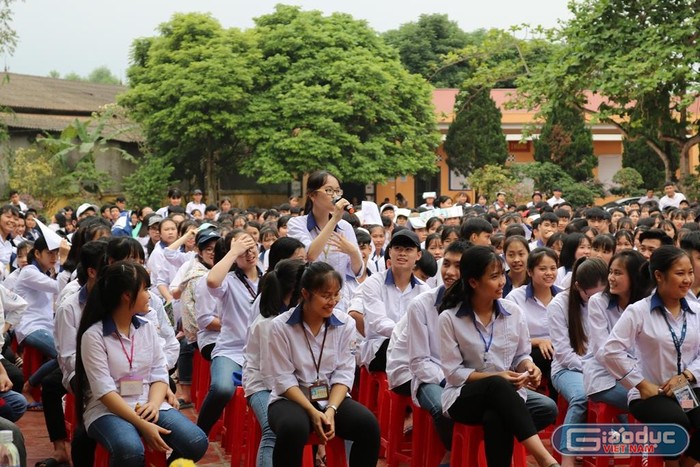 Học sinh trường Trung học phổ thông Yên Lập trong một giờ hoạt động ngoại khóa. Ảnh: Đỗ Thơm