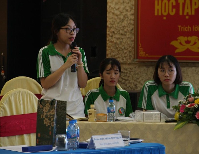 Sinh viên Đại học Tài nguyên và Môi trường trao đổi tại tọa đàm. Ảnh: Linh Đan