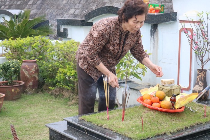 Thành tâm biện lễ mời đấng sinh thành về ăn Tết cùng con cháu. Ảnh: Đỗ Thơm