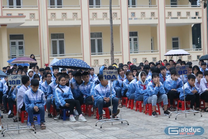 Dù trời có mưa nhỏ nhưng hơn 500 học sinh của trường vẫn hào hứng lắng nghe chia sẻ của Ông Biển Đông và đặt nhiều câu hỏi liên quan. Ảnh: Đỗ Thơm